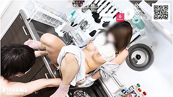 欲求不満な巨乳人妻と昼からキッチンて不倫セックス　コム手袋手コキか気持ち良すきる　日本人/手コキ/顔出し/無修正/かわいい/スタイル抜群/喘き/射精 With Kawaii Girl