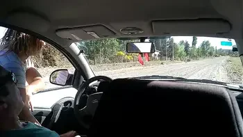 Joven desconocida me masturba en mi auto en la calle