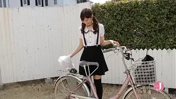 顔の美 が、エロエロなお尻をプリプリさせ、恥ずかしそうにサイクリングする [bunc-002]