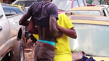 The Mechanic Fucks His Client On The Capo Of The Vehicle During The Breakdown, A Long Cock That Squirts That Ass On The Public Vehicle At The Garage With Other Clients Blar 15 Min