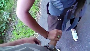 Petite Amie Amateur Fait Une Pipe Risquee Dans Un Parc