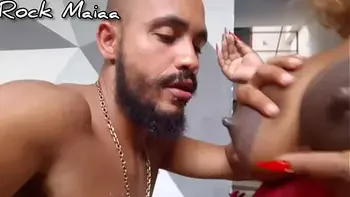 Lactante,fist vaginal e seios enormes que essa mulher tem. Diversão para o sortudo