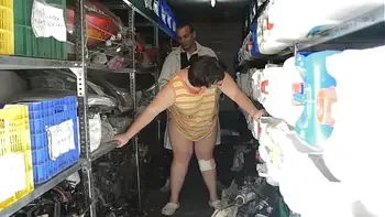 Se folla a la gorda en el almacén de recambios del taller. Es una gorda muy viciosa que quiere que le metan herramientas por el coño