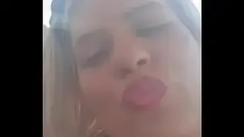 Luna Oliveira mostra a buceta e ganha uma bela chupada na praia