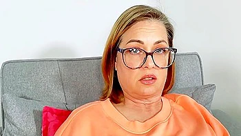 Cindy Cincinnati - Mad Little Whore Housewife Toys Pussy And Sucks Dick