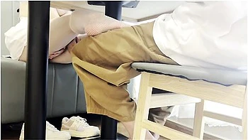 自习室的秘密偷偷钻在桌子下口交