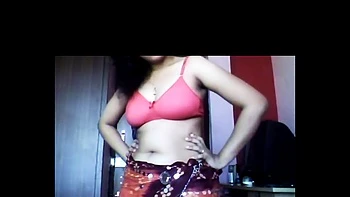 Indian Aunty In Pink Bra - DesiPapa