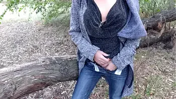 21 мамаша хотела сделать селфи в парке, но потом заметила что кто-то наблюдает за ней из-за кустов, тогда она решила маструбировать для него