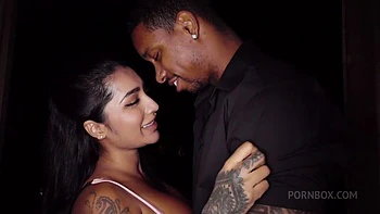 La novia de mi amigo se escapa para follarme en un hotel. Ella