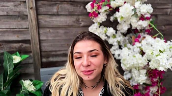 Luna, 30, offers the services of two handsome stallions! - Jacquie et Michel TV