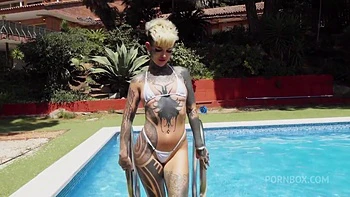 Australiana tatuada cachonda se folla dos BBC al mismo tiempo