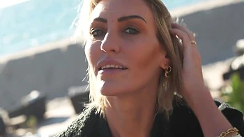 Phil gets a visit from Lucy - Jacquie et Michel TV