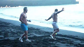 The croupier treats her customers - Jacquie et Michel TV