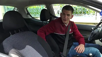 In the middle of the runway, Lily, 32, is beaming! - Jacquie et Michel TV