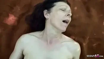 74 Jahre alte Oma im Wald beim Altersheim von jungen Typen POV gefickt