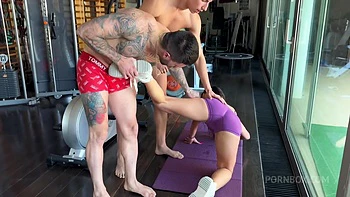 Trio En El Gimansio!! Fue Imposible Hacer Deporte Con Tremendo Culo Al Lado.