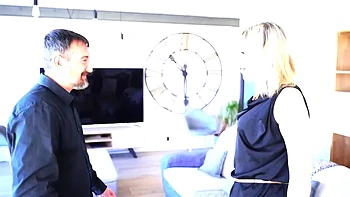 Tracy doesn't have much time to talk... - Jacquie et Michel TV