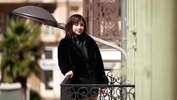 Cherry, 29, ignites the rue de Lappe! - Jacquie et Michel TV