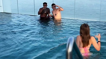 teen putita y cachonda es reventada porn dos pollones en su habitacion