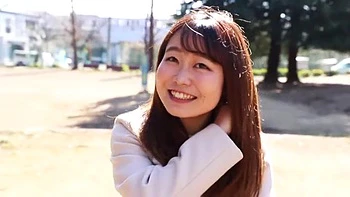 キュートなムッチリ巨尻美女がM字開脚オマンコ愛撫でパンティにシミ