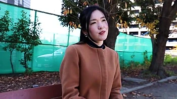 淫乱美人妻がM字開脚手マンで愛液が糸を引き、チンポ欲しがりフェラ