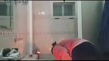 Camara oculta mi hermanastra duchandose