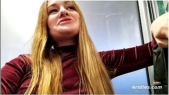 Sally B Masturbiert Auf Der Flugzeugtoilette