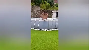 Mi vecina me estaba grabando mientras yo estaba desnudo en mi finca así que me la llevé a adentro de la casa y me follé su coño y la dejé llena de semen