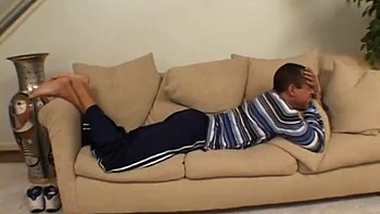 Sexy teen pleasing wit her feet