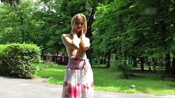 Fun in the park: Amateur, Blonde  Striptease Porn