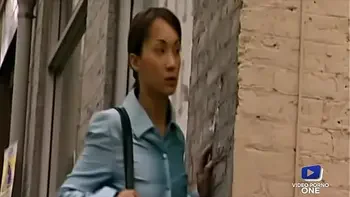 Jolie asiatique et son sosie se font baiser l'une après l'autre