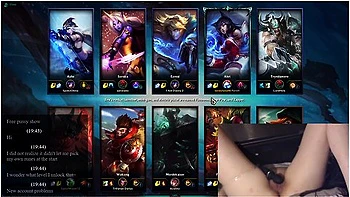 Gamer Girl And Deutsche Amateure In Egirl Masturbates While Playing League Of Legends