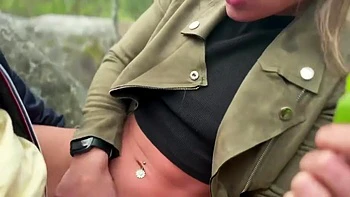 pam organise un trio dans les montagnes avec un amie