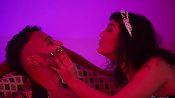 Lorenzo receives his delivery - Jacquie et Michel TV