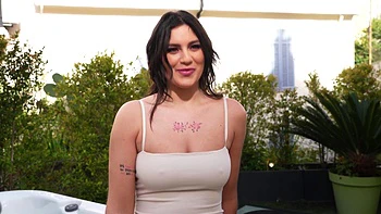 Yoko, secretary in Tokyo, sends her application without shyness! - Jacquie et Michel TV