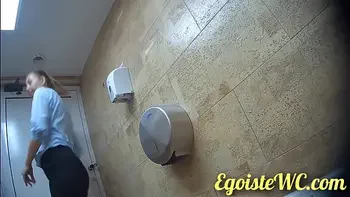 NEW! Everyone to watch! Examining the beautiful vagina of a girl in the toilet! Gorgeous view!