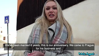 Amber Jaynes Alluring Curves In Outdoor Passion