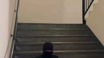 il dechire sa beurette dans l escalier