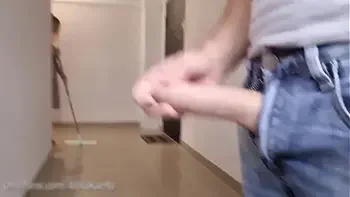 RISKY !!! I FLASH MY COCK IN FRONT OF THE CLEANER GIRL AND SHE WAS NOT AFRAID !!!