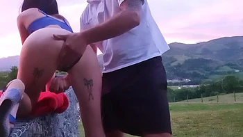 il me prend au coucher du soleil