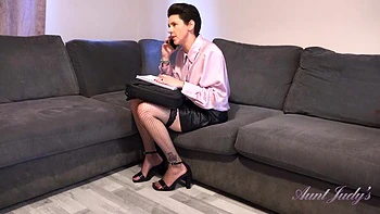 Scarlet Has Some Steamy Hot Phonesex at Her Home Office