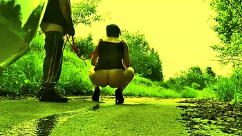 tenue en laisse elle le suce sur la route