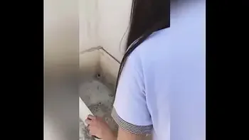 ESTUDIANTE Mexicana CHUPANDO una VERGA en la Escuela y al Final la PONEN de PERRITO y se la COGEN ATRAS de los Salones! Se SALE de Clases para CHUPARLE la Verga a un Amigo a Escondidas! Sexo Real Amateur! (SEGUNDA PARTE)