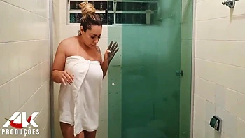 Erick Rosa - Enteado Se Esconde No Armario Para Espiar Sua Madrasta Gostosa