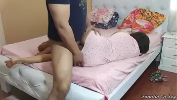 Mi Nueva Hijastra Inocente Vestida de Rosa - e Cae en Las Manos de Su Padrastro Pervertido