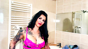 As delighted as she is excited, Alicia, 43, takes on two men! - Jacquie et Michel TV