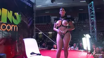 Kesha Ortega jugando con el público