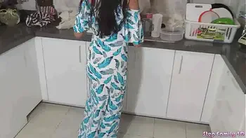 Hijastra Caliente se deja Follar con su Padrastro en la Cocina cuando su mama No Esta en casa