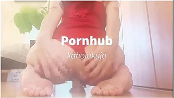 [amateur Mature Woman] Pissing While Masturbating With A Dildo