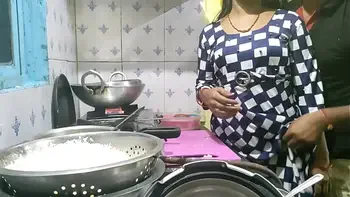 गाव से आही मेड को कुछ पत्ता नही था तो मालिक ने उसी का फायदा उटाया और मेड को चोद दिया(हिन्दी क्लीयर ऑडियो)